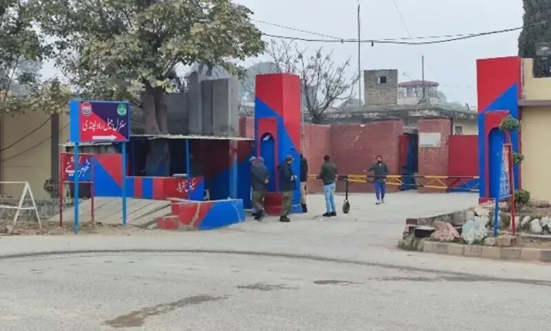 14 under-trial prisoners escape from van near Rawalpindi