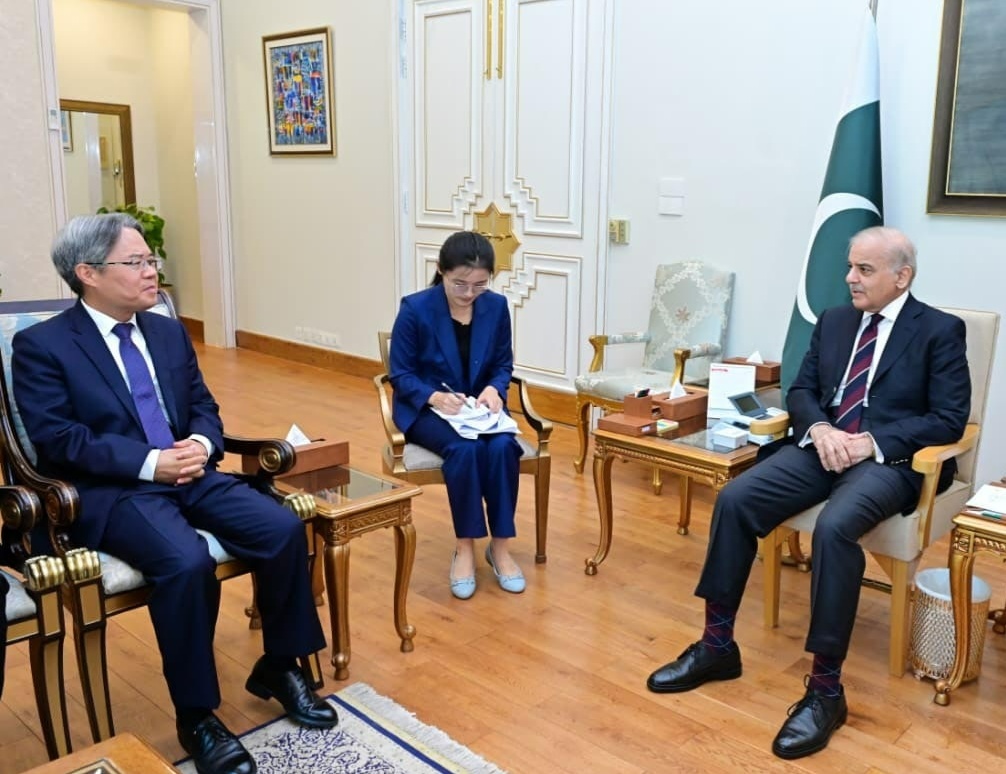 PM, Chinese envoy discuss regional situation, global issues