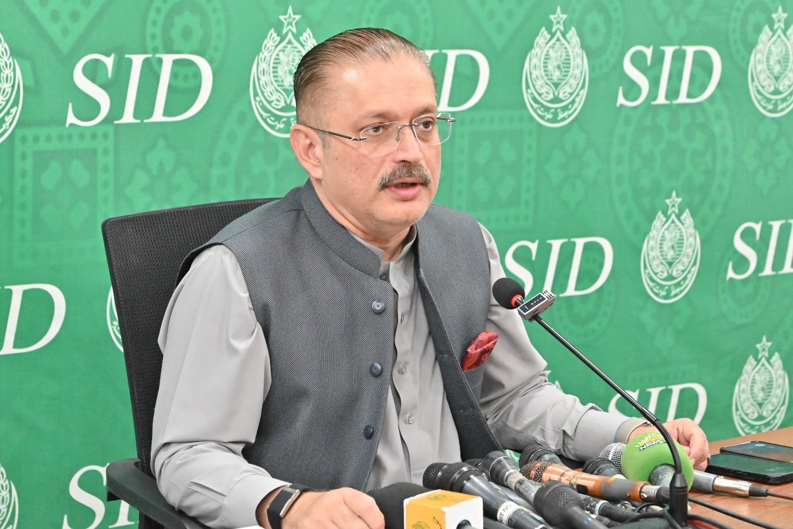 Sindh recovers 150,000 tonnes of hoarded wheat as crackdown cuts prices by 13pc