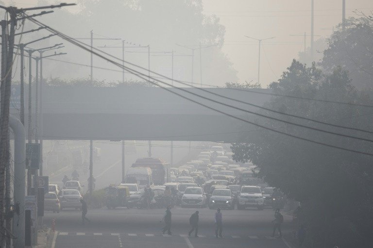 Delhi’s choked roads worsen India’s toxic smog crisis | Pakistan Today