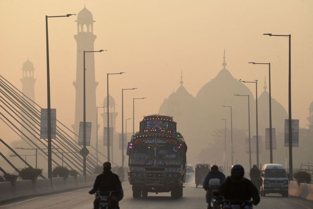 Record-breaking smog blankets Lahore, now world’s most polluted city ...