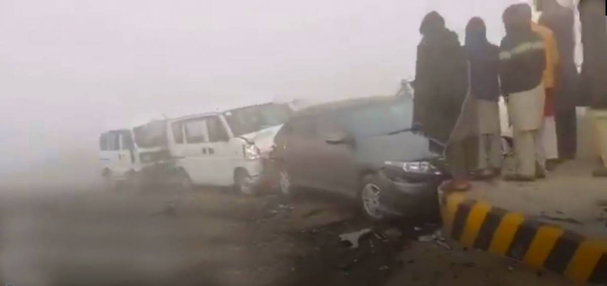 At least three dead, several injured as fog causes M-2 motorway pile-up