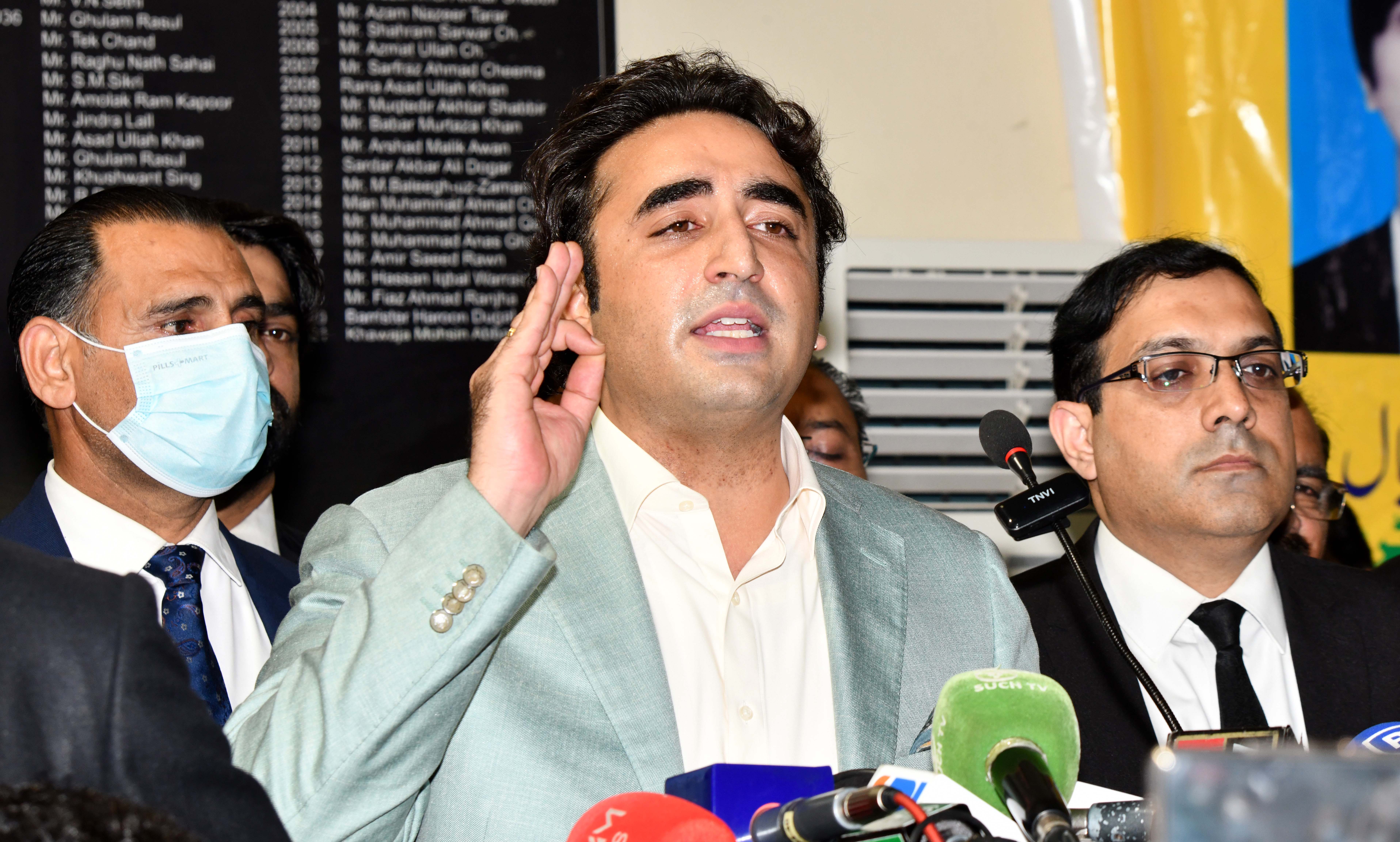 Bilawal urges PM to step down, give Shehbaz chance to seek vote of confidence