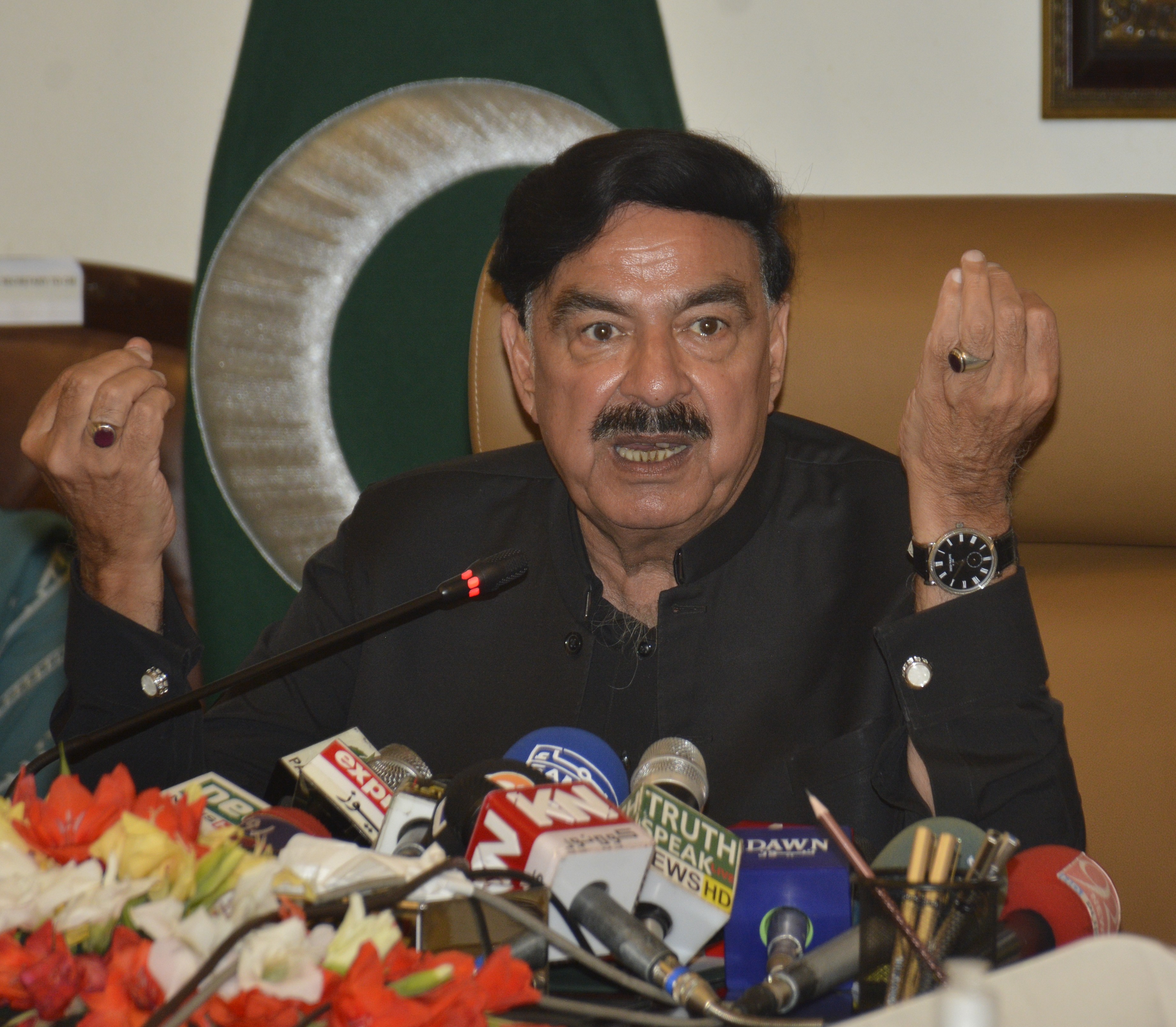 Sheikh Rasheed says 'PML-N leaders are planning to kill me, while attacking Khan's long march'