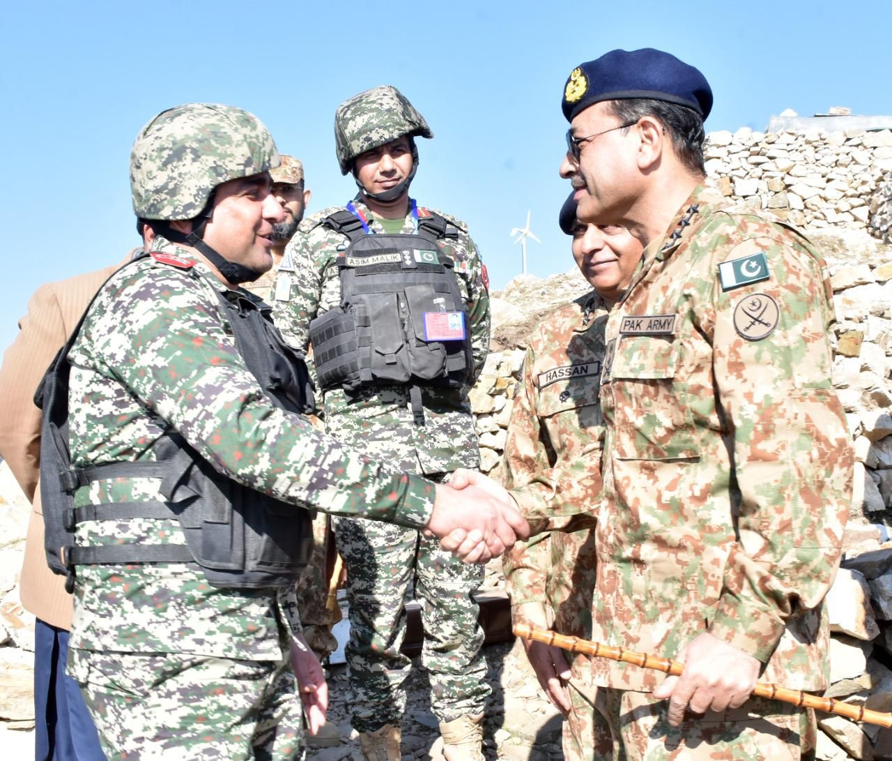 Army Chief visits forward troops in Tirah Valley | Pakistan Today