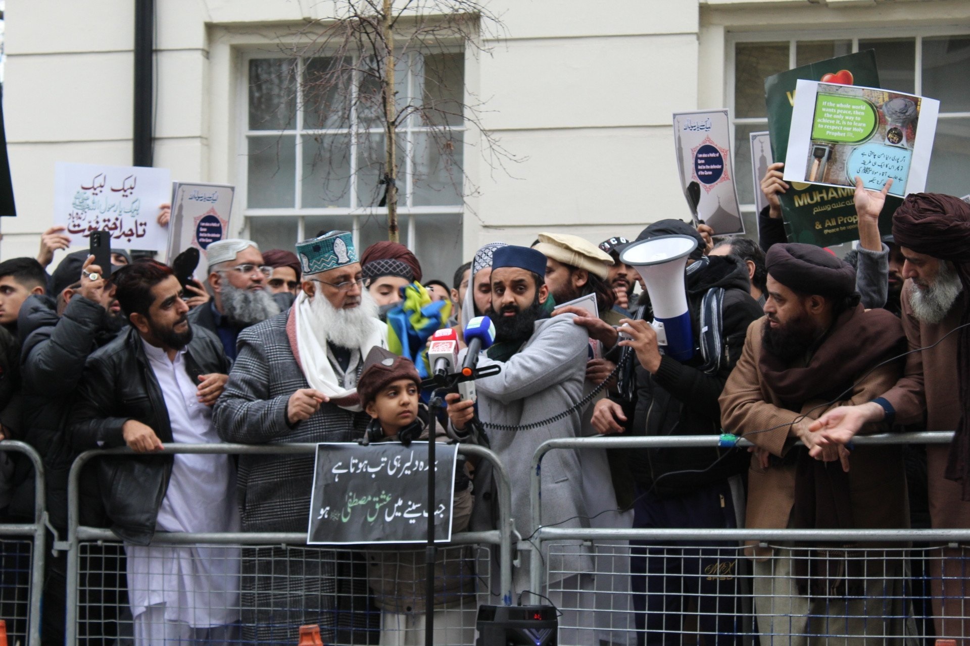 Muslims in London protest Holy Quran desecration | Pakistan Today