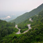 Faisal_Masjid_seen_from_Margalla_Hills