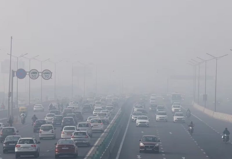 Punjab issues emergency alert as smog shrouds Lahore | Pakistan Today