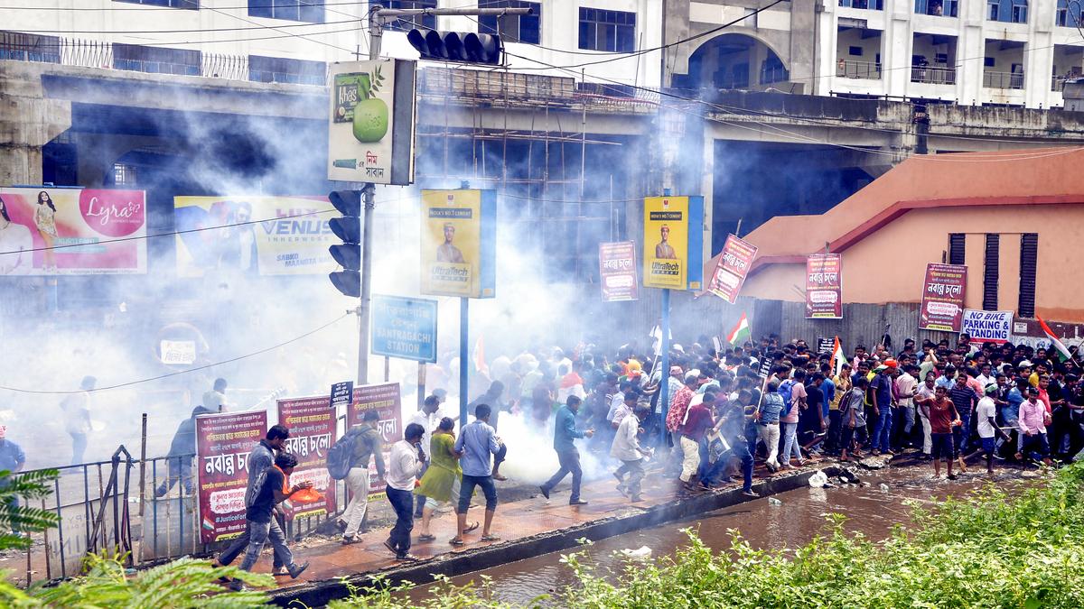 Kolkata rape-murder: Protesters block train tracks and buses in West Bengal Dtrends