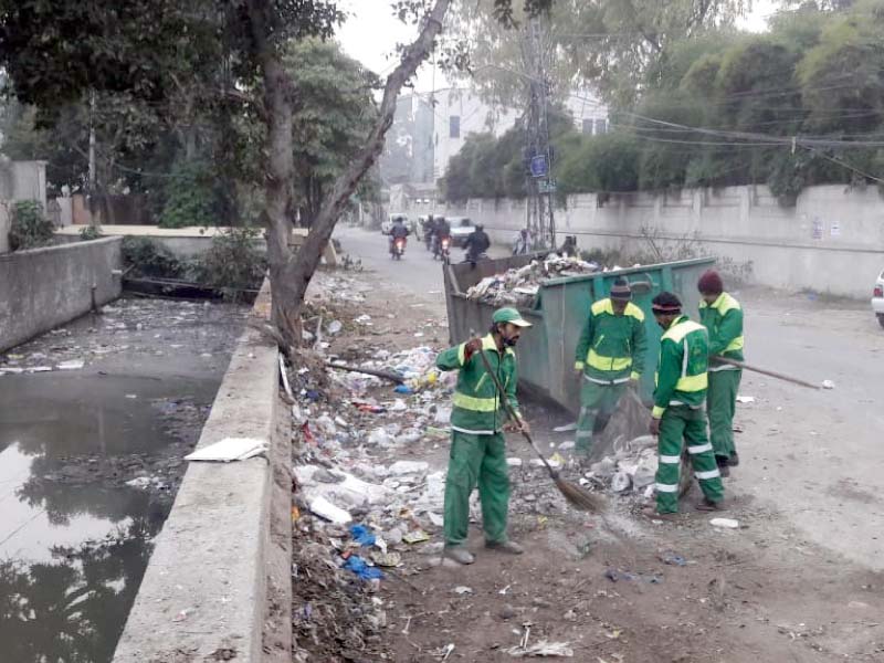 Authorities in Lahore launch cleanup operation to remove debris from streets