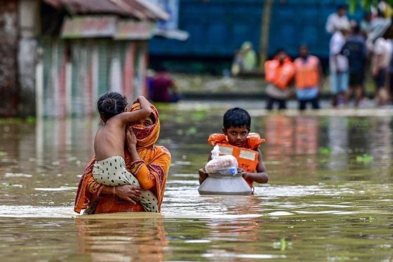 Bangladesh floods leave nearly 300,000 in emergency shelters | Pakistan ...