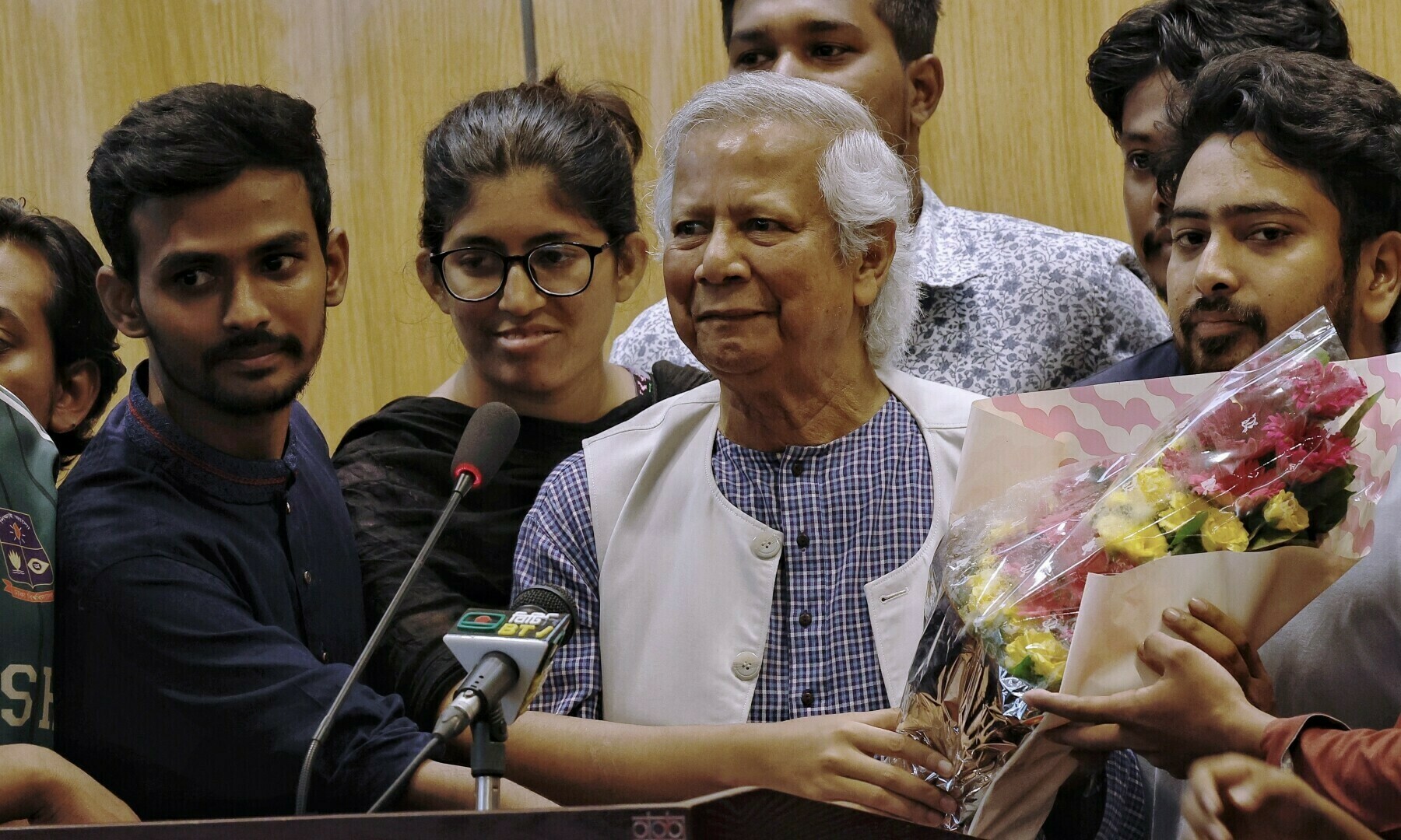 Bangladesh’s Yunus hails slain student in appeal for unity Dtrends