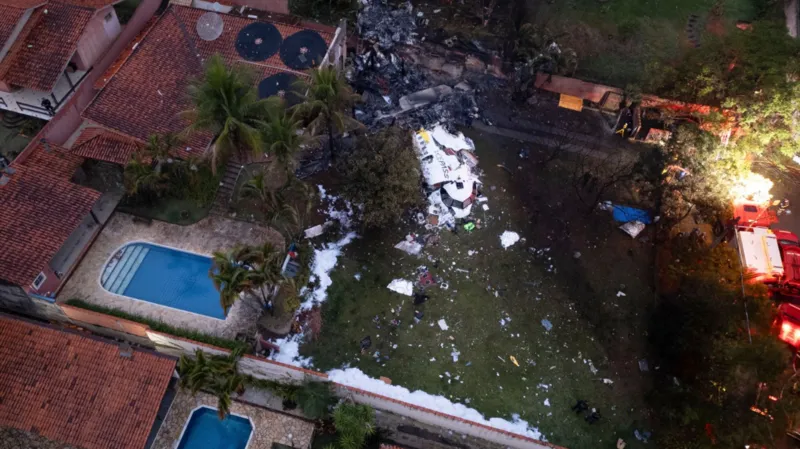 Brazilian plane falls from the sky, all 62 on board killed | Video