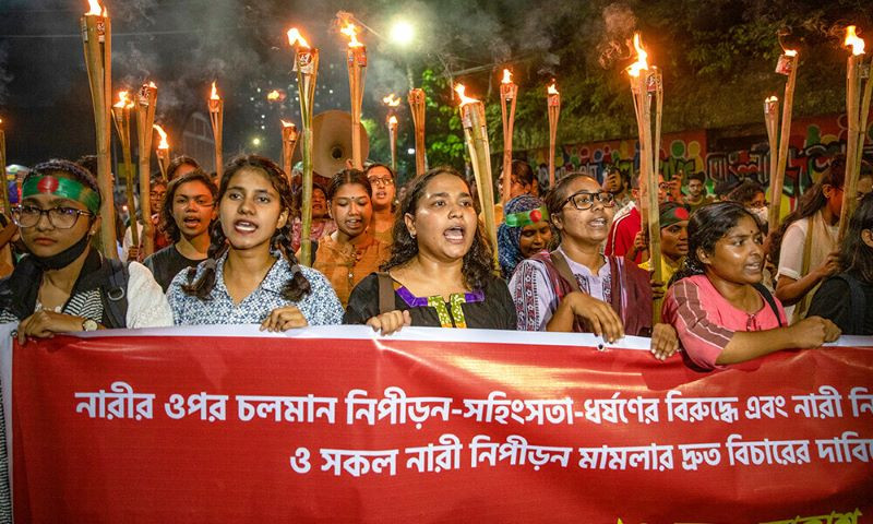 Female students rock Dhaka with a torchlight protest against violence against women

 – Newsad