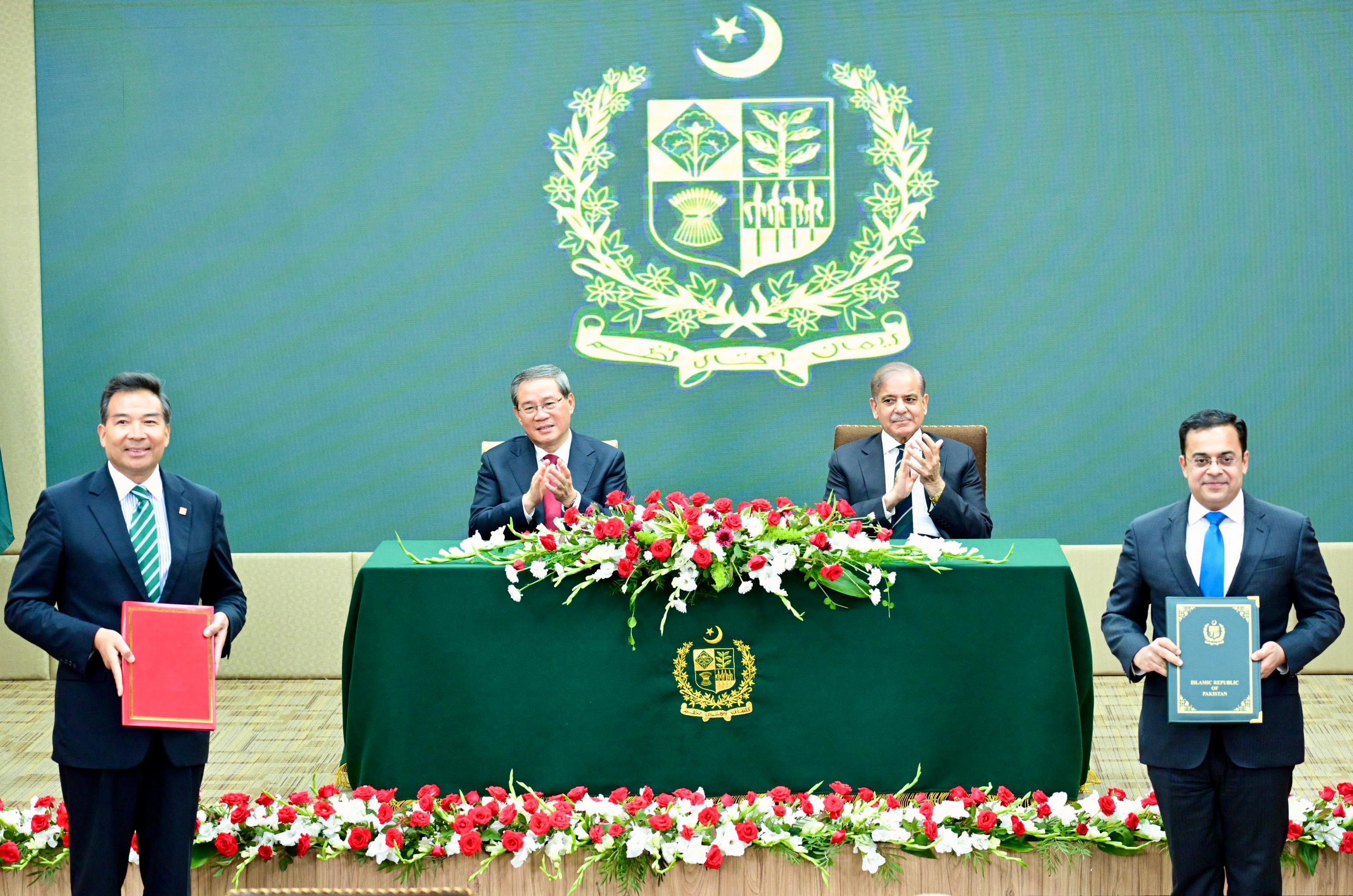 Pakistan, China ink MoUs to further expand bilateral cooperation in multiple sectors
