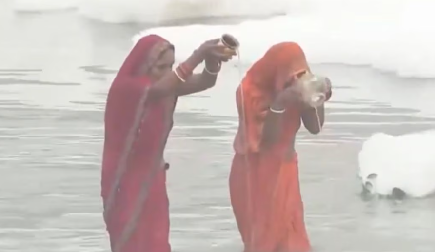 Hindu devotees defy court warning, bathe in poisonous Yamuna on Chhath Puja

 – Newsad