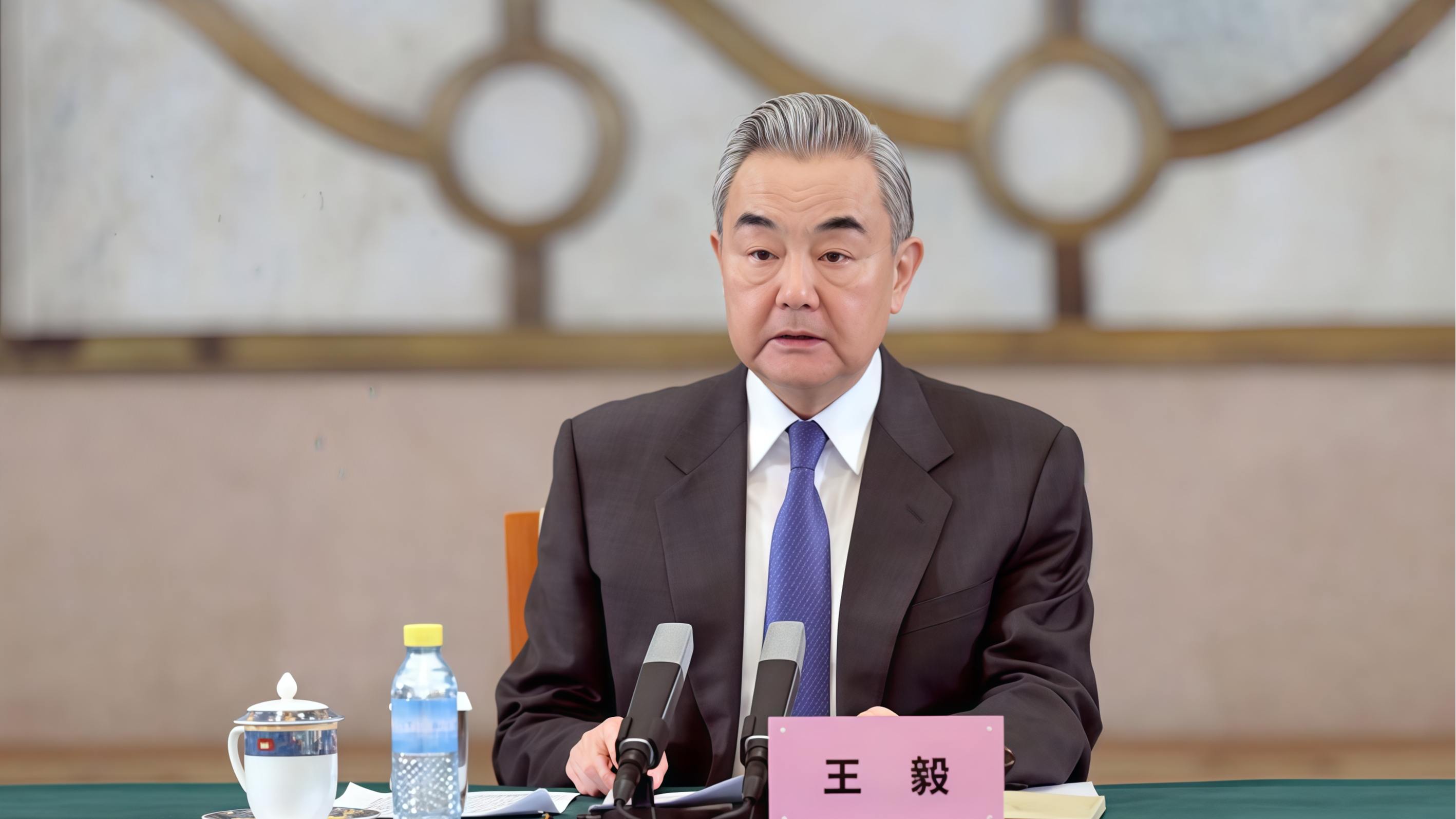 Chinese, British FMs hold phone talks on Middle East situation